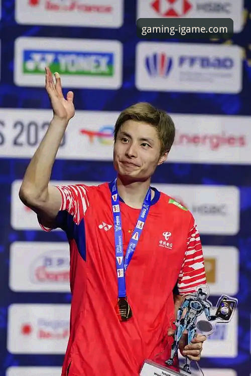 国羽男单八年等待终结，石宇奇亚锦赛登顶最新战报